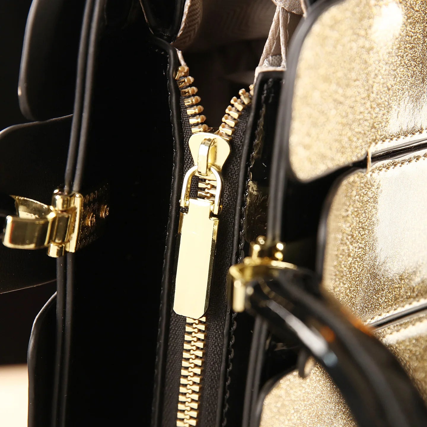 Leather Women’s Handbag Versatile Shoulder & Crossbody Crafted from smooth, bright leather with a stylish design. Comfortable, elegant, and perfect for everyday use.