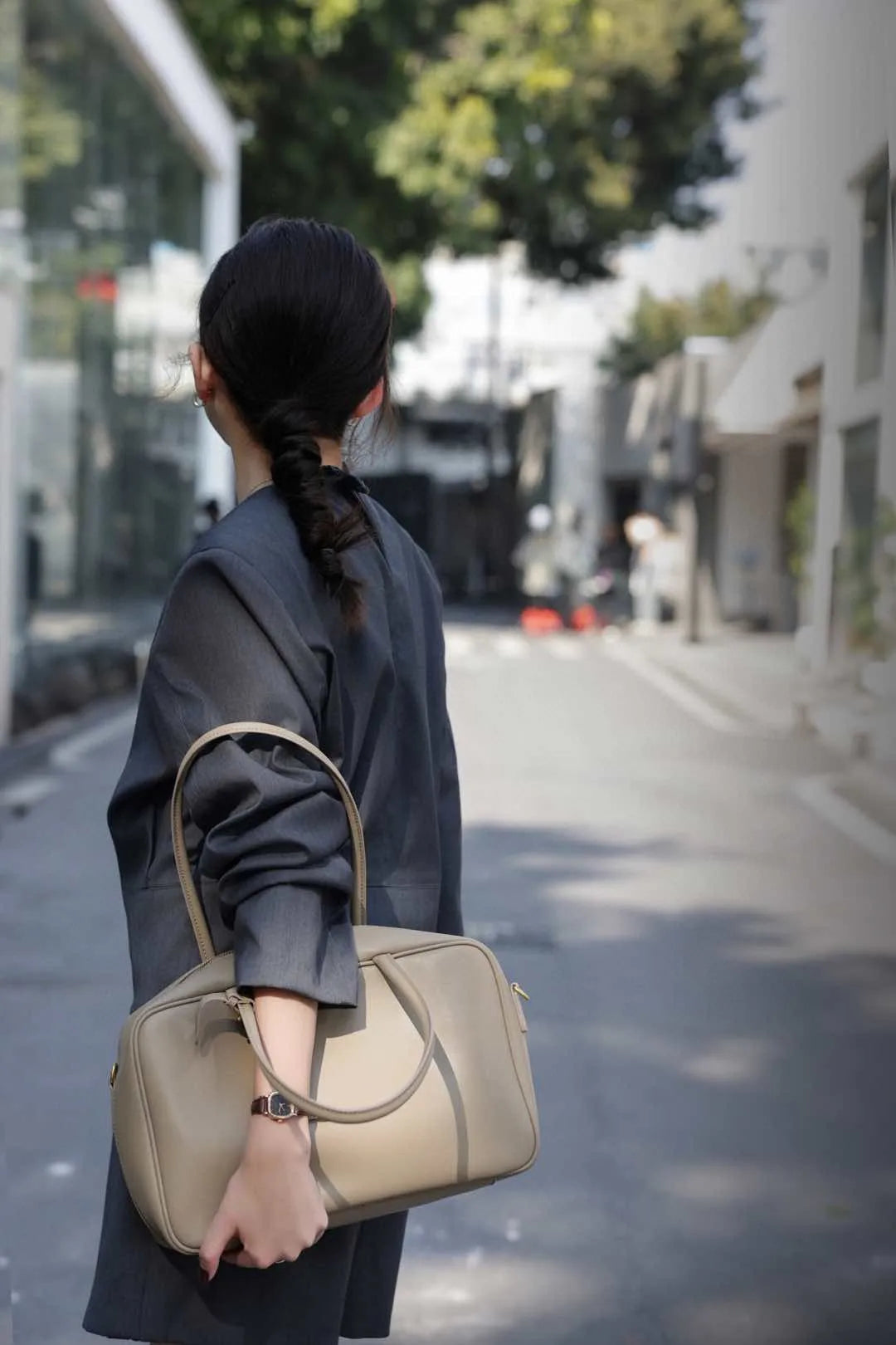 Luxury Genuine Leather Women’s Shoulder Bag Designer-style crossbody made from premium cowhide. Available in black, brown, and coffee colors with a spacious, elegant design for everyday use.