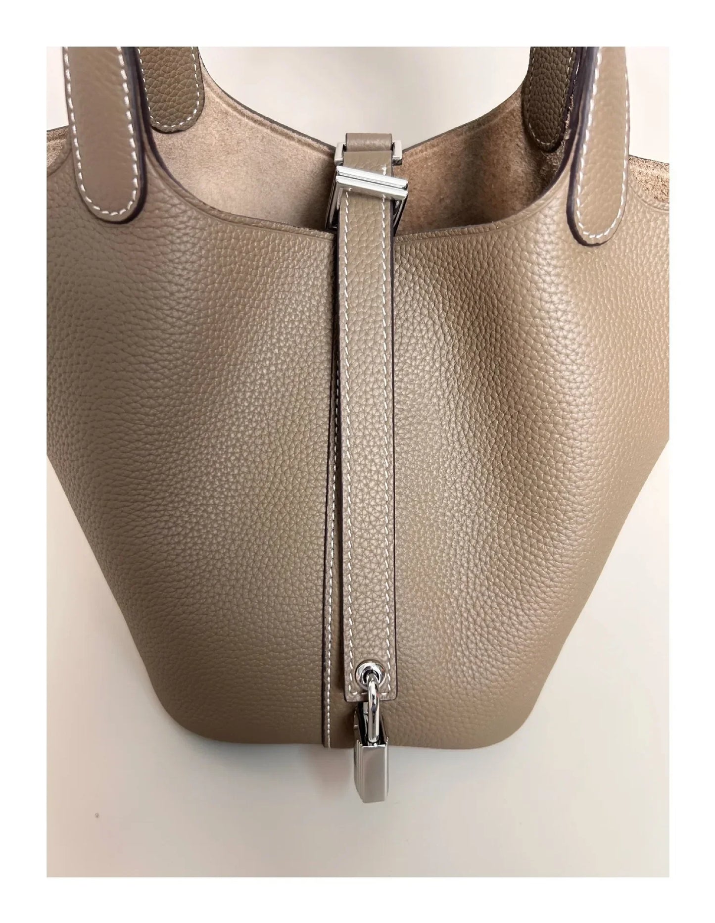Women’s Leather Bucket Handbag A soft, stylish summer essential featuring a modern basket design with a convenient mobile phone pocket.