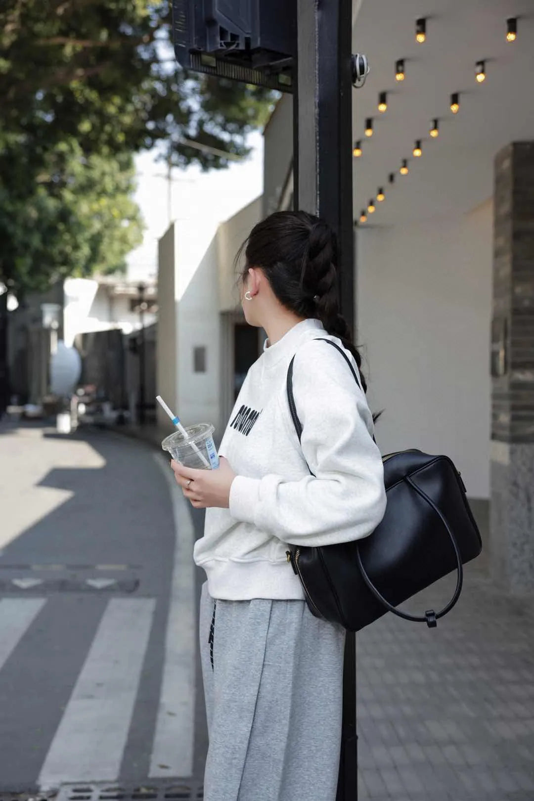 Luxury Genuine Leather Women’s Shoulder Bag Designer-style crossbody made from premium cowhide. Available in black, brown, and coffee colors with a spacious, elegant design for everyday use.