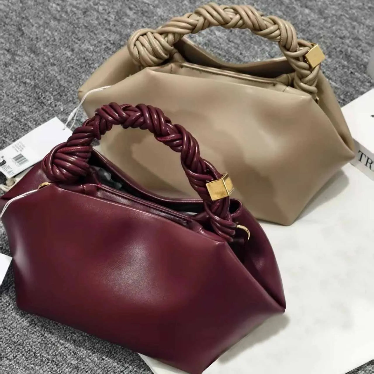 Paris-Inspired Moon Hexagonal Woven Handbag – Trendy Design
Chic shoulder and crossbody bag with a premium woven finish. Stylish, modern, and perfect for everyday fashion.