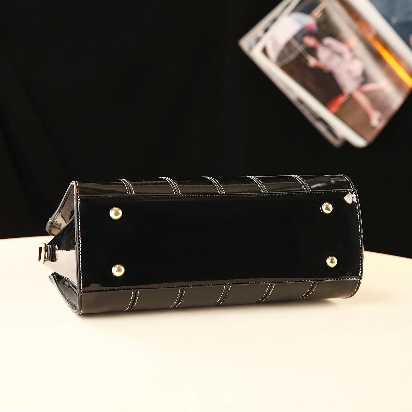 Leather Women’s Handbag Versatile Shoulder & Crossbody Crafted from smooth, bright leather with a stylish design. Comfortable, elegant, and perfect for everyday use.