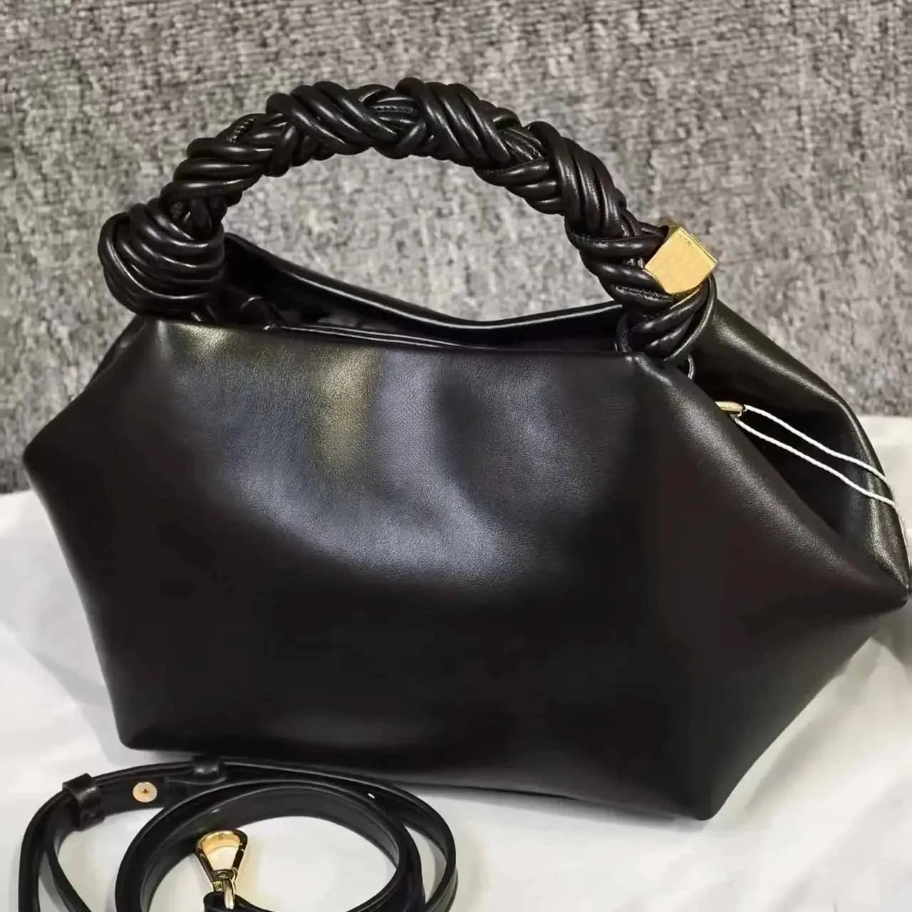 Paris-Inspired Moon Hexagonal Woven Handbag – Trendy Design
Chic shoulder and crossbody bag with a premium woven finish. Stylish, modern, and perfect for everyday fashion.