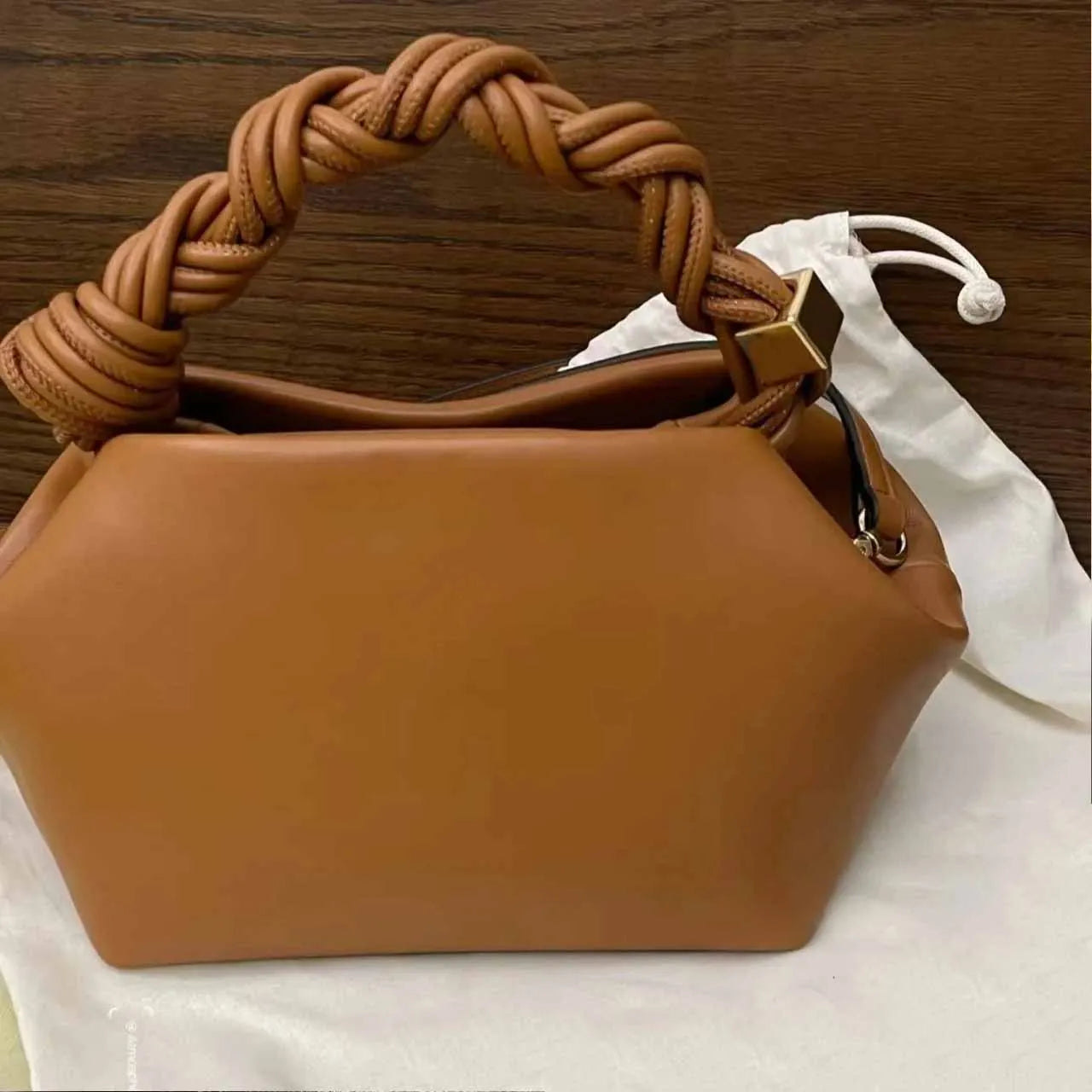 Paris-Inspired Moon Hexagonal Woven Handbag – Trendy Design
Chic shoulder and crossbody bag with a premium woven finish. Stylish, modern, and perfect for everyday fashion.